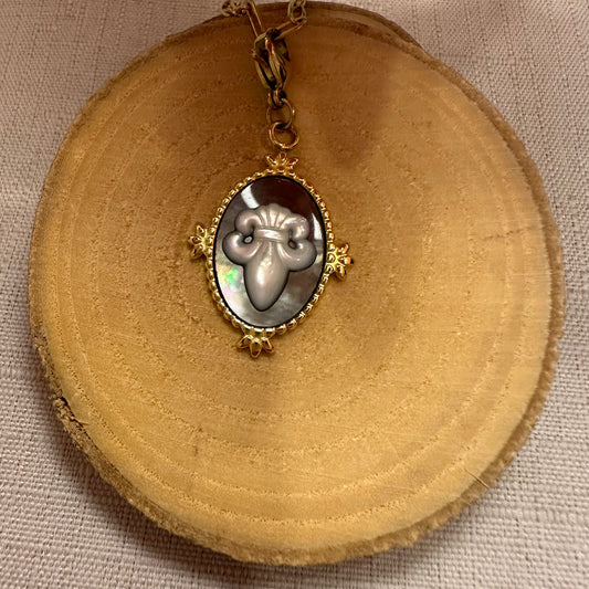 Médaillon fleur de lys Alaïa Bijoux